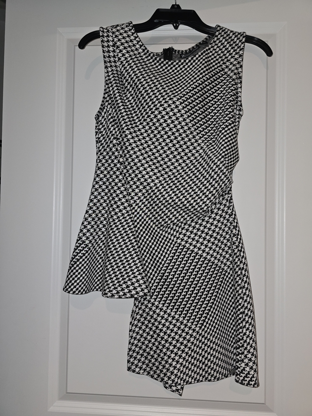 NY&Co Sleeveless Black & White Houndstooth Asymmetric Top